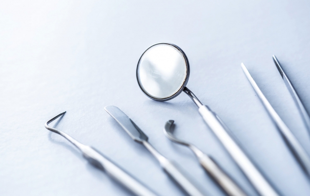 Zahninstrumente liegen für den Zahnarzt bereit