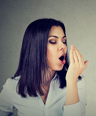 Unangenehmer Mundgeruch – Gründe und Gegenmittel