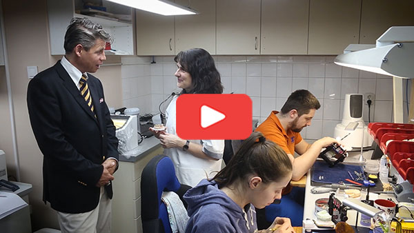 Metallkeramikkronen, Zirkonkronen? Klinikleiterin Dr. Györgyi Kovács zeigt uns im Donau Dental Labor die Unterschiede