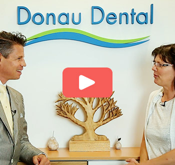 Metallkeramikkronen raus- Zirkonkronen rein- Donau Dental Patientin erläutert die Gründe