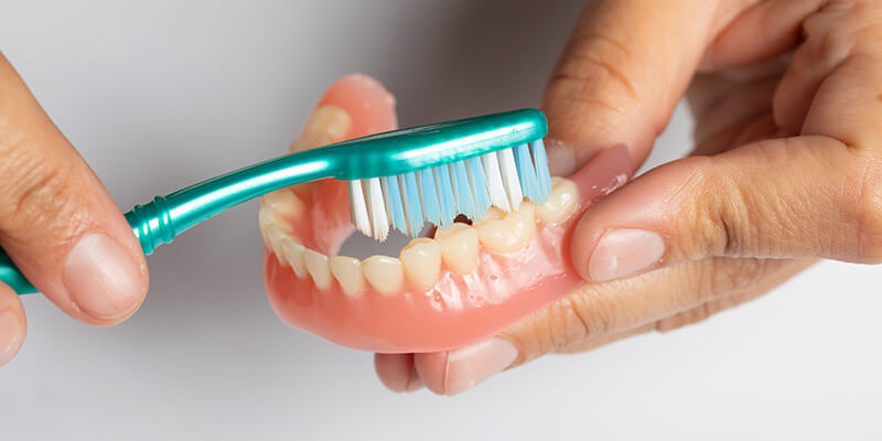Die Reinigung Ihres Zahnimplantats- Alles auf einen Blick!
