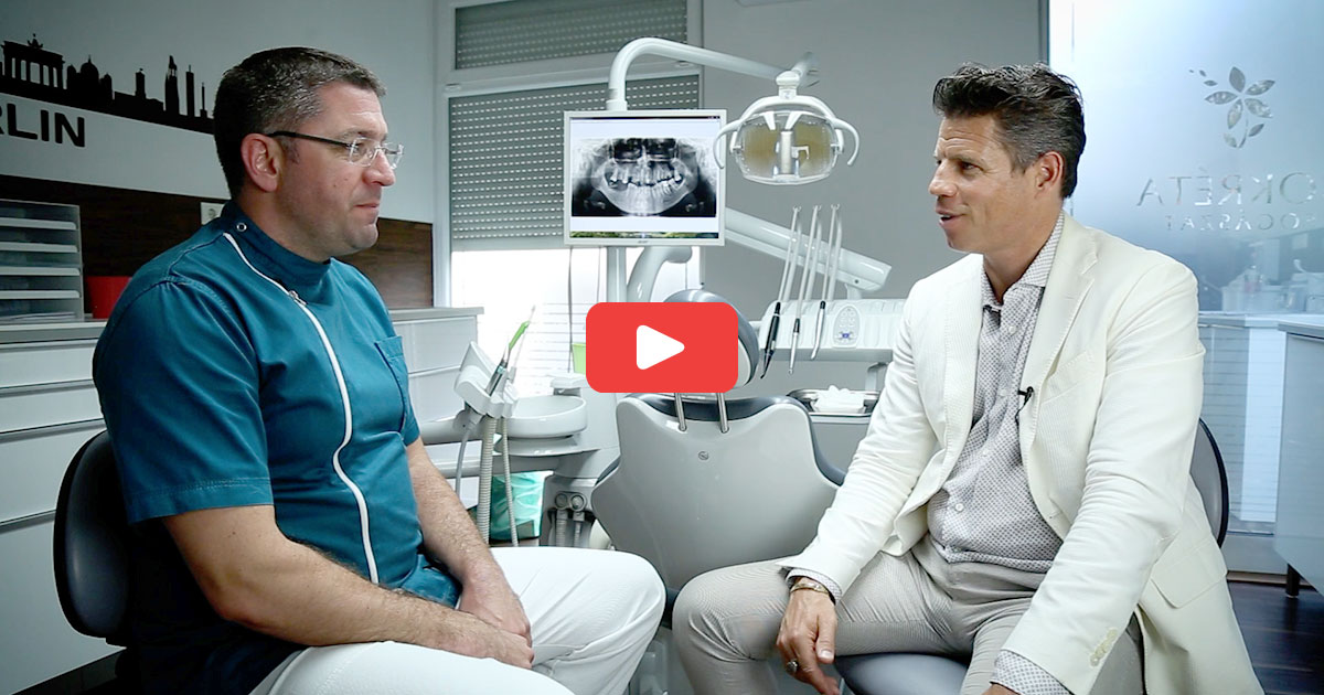 Premium- oder Standardimplantat? Chefarzt Dr. György Péter zeigt die Implantat-Systeme, die bei Donau Dental verwendet werden